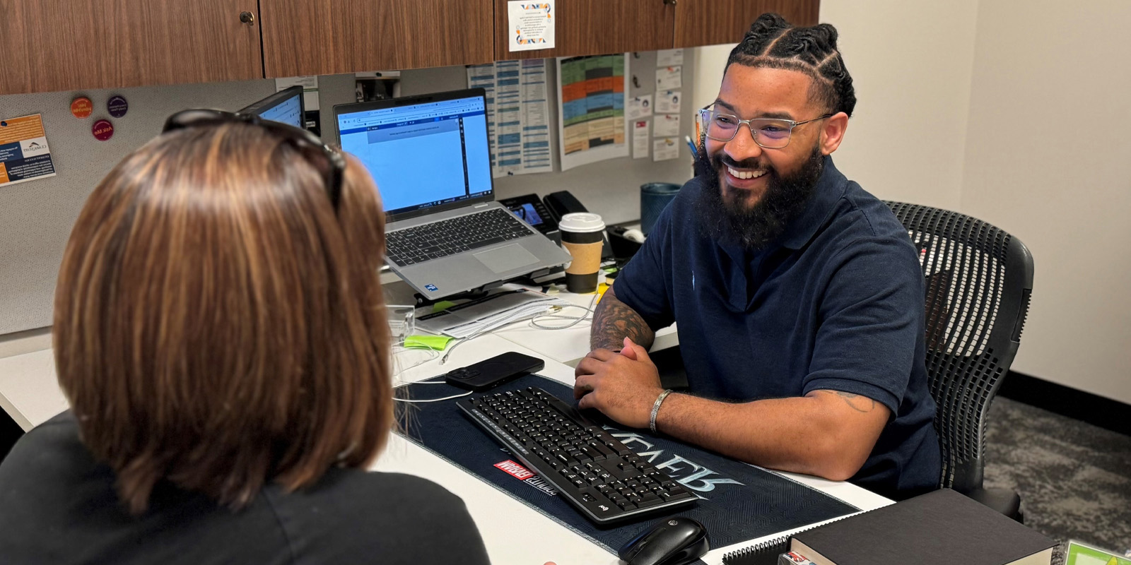 Advisor sitting with student selecting classes